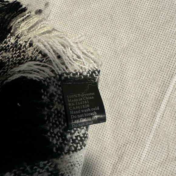 100% polyester scarf. Extra large - Picture 2 of 4